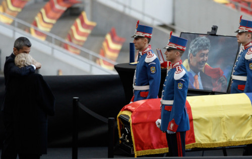 Президенту Румунії довелося виправдовуватися за похорон Луческу