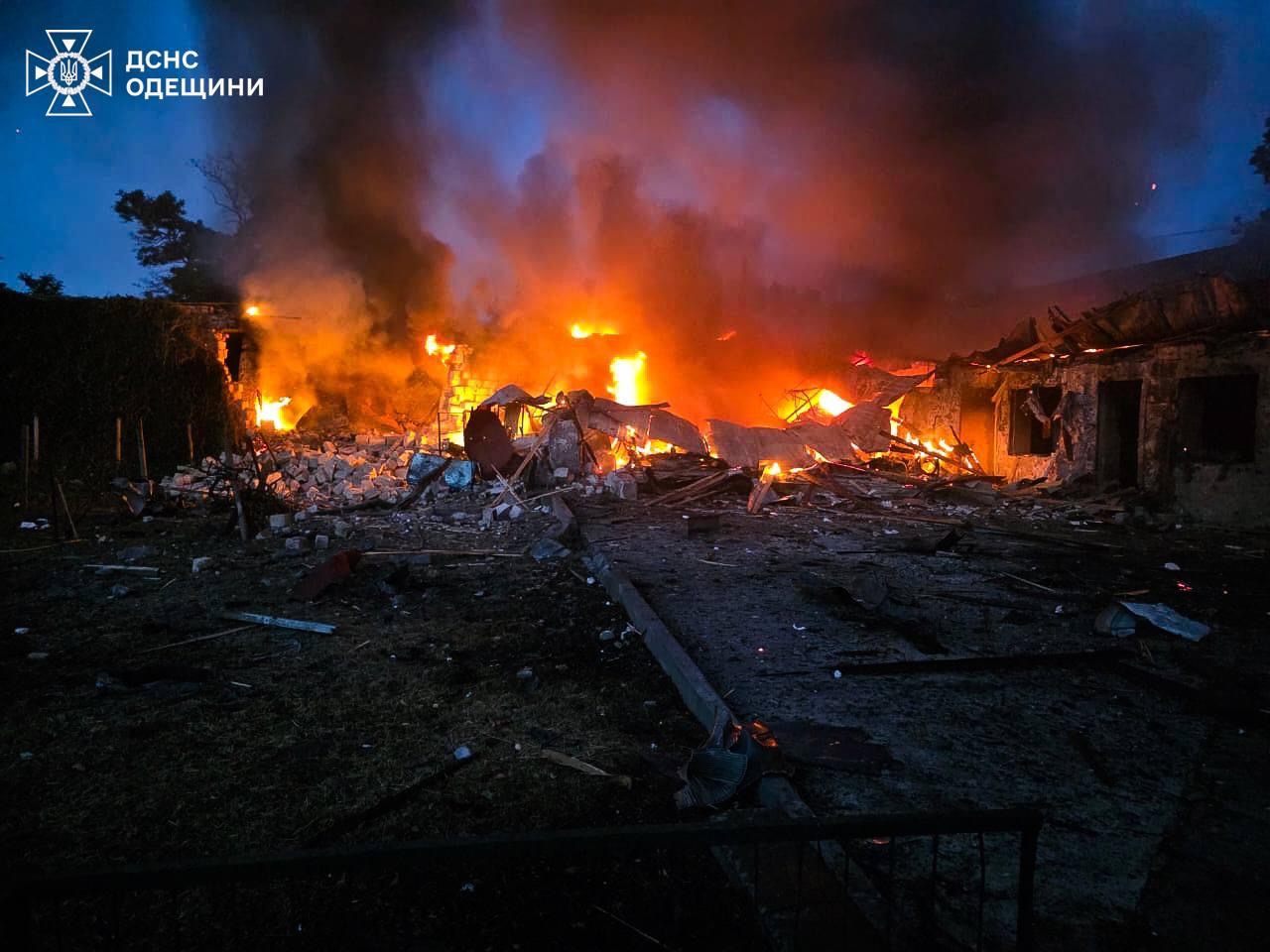 Пожежі після російського удару по Одещині: постраждали будівлі «швидкої» та житловий будинок