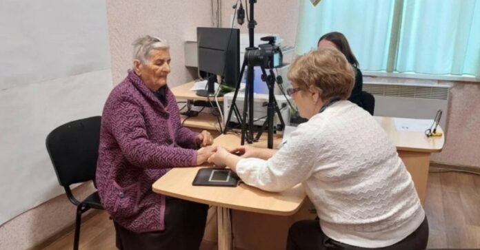 В Одеській області 90-річна жінка оформлює паспорт для подорожі