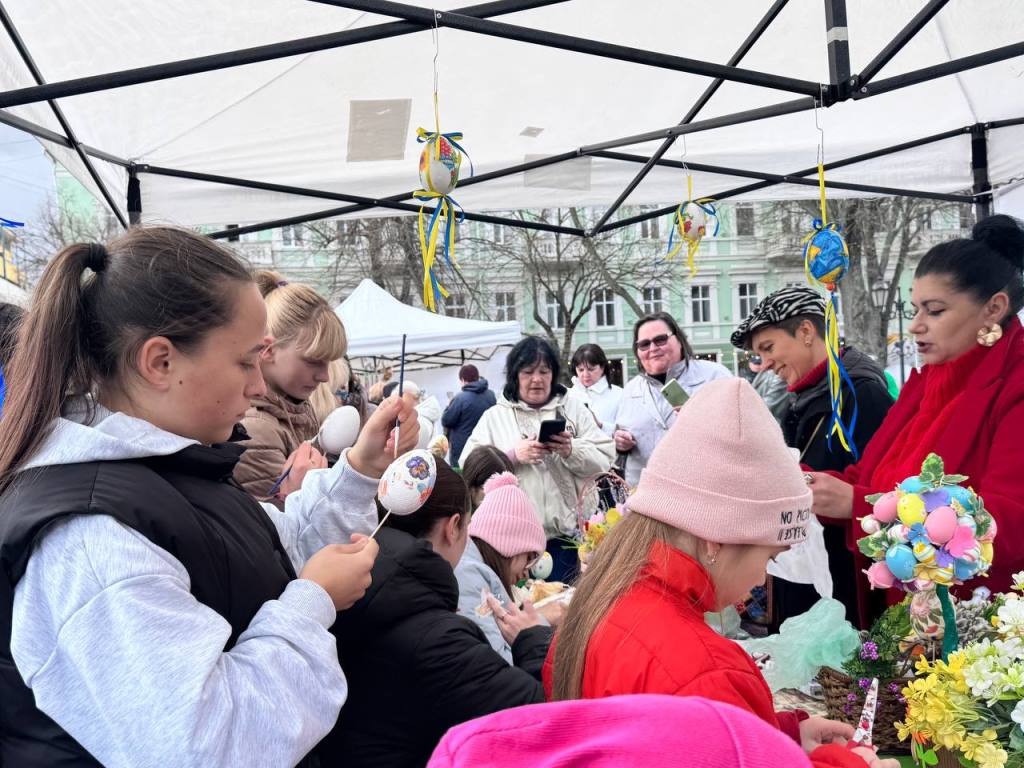 У центрі Одеси пройшла благодійна Великодня майстерня