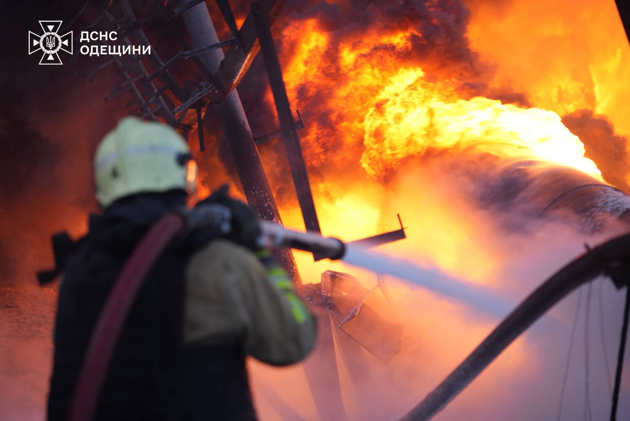 Нічна атака: на Одещині горіла інфраструктура