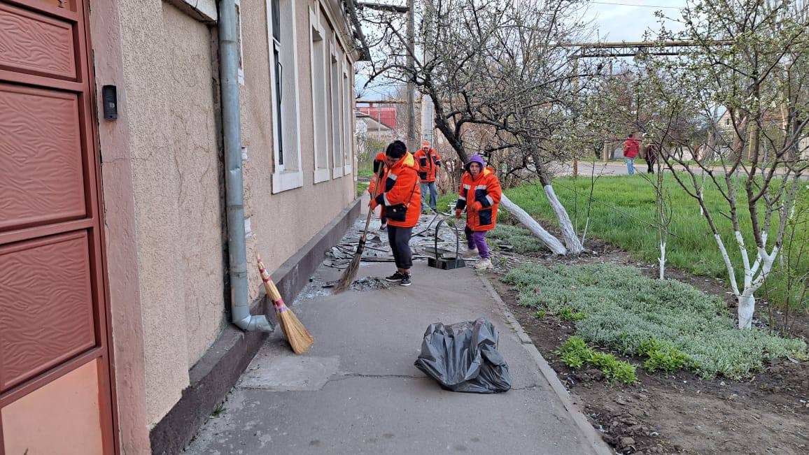 Комунальники працюють без зупину: ліквідація наслідків удару в Одесі