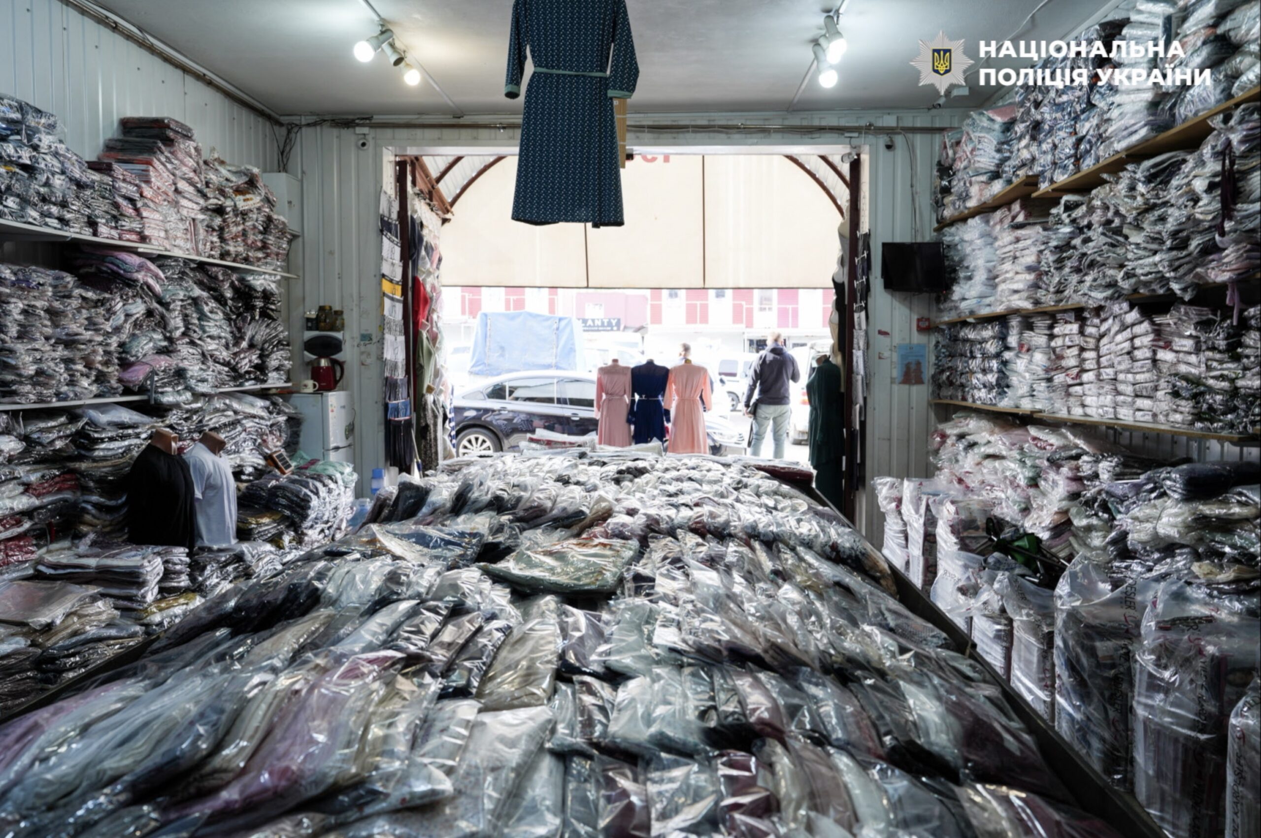 Гуманітарку продавали на ринку в Одесі: схема на 44 млн