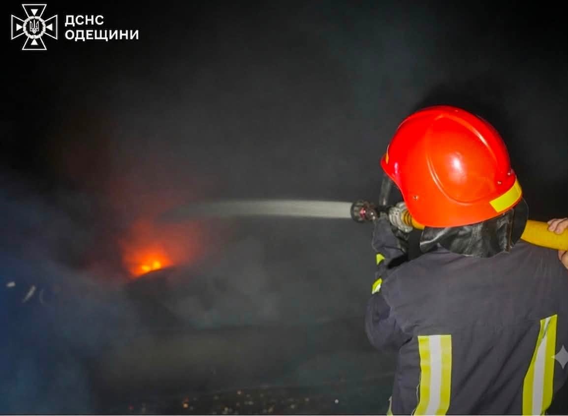 Після ракетного удару по Одещині згорів продуктовий склад: що відомо про наслідки