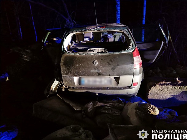 Водій загинув на місці: На Чернігівщині автівка врізалася в блокпост (фото)