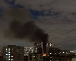 У Москві палає і валиться завод, під рухнами можуть бути люди (відео)