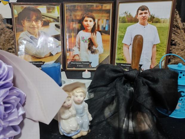 Діти прощались із однокласником, якого вбили росіяни: У ліцеї на Житомирщині останній дзвоник провели на кладовищі (фото)