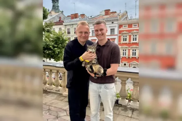 "Сам мріяв про такого в дитинстві": Садовий шукає спосіб, щоб переконати вчителя-зірку ТікТоку переїхати до Львова (фото, відео)