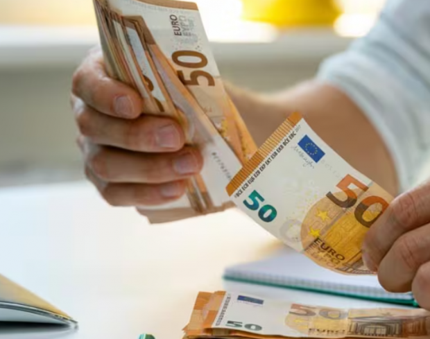 Оце так пощастило! Співробітник помилково отримав зарплату за 27 років і звільнився - чим усе скінчилося