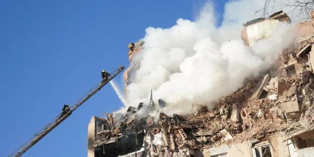 Матір та брат чекали весь день: У Тернополі з-під завалів будинку дістали живим 20-річного хлопця