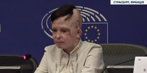 "Це був останній раз, коли я бачив свою маму": Перекладачка Європарламенту розплакалася під час розповіді хлопчика, який вижив під час атаки РФ на Вінницю (відео)