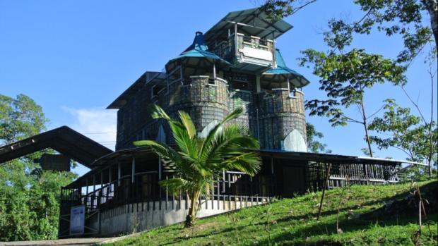 Спочатку сусіди вважали його божевільним: Канадієць звів собі в тропіках 4-поверховий замок із пластикових пляшок й потрапив до Книги рекордів Гіннеса (відео)