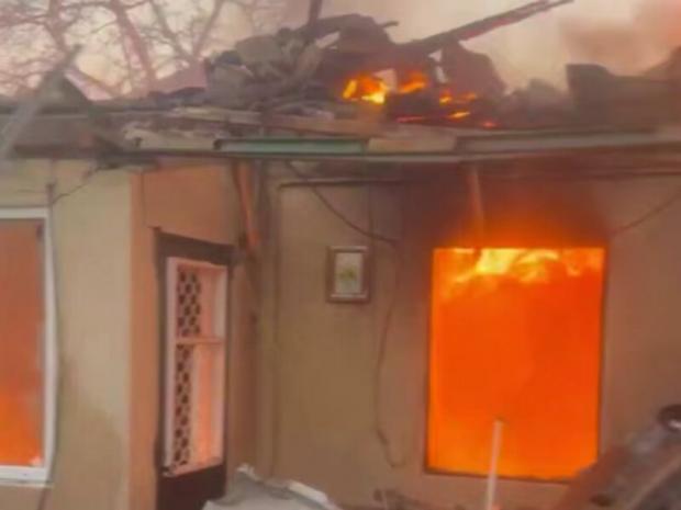 "Потрібні ваші молитви": Після обстрілу Одеси спалахнув будинок чоловіка, який торік втратив дружину й сина (фото, відео)