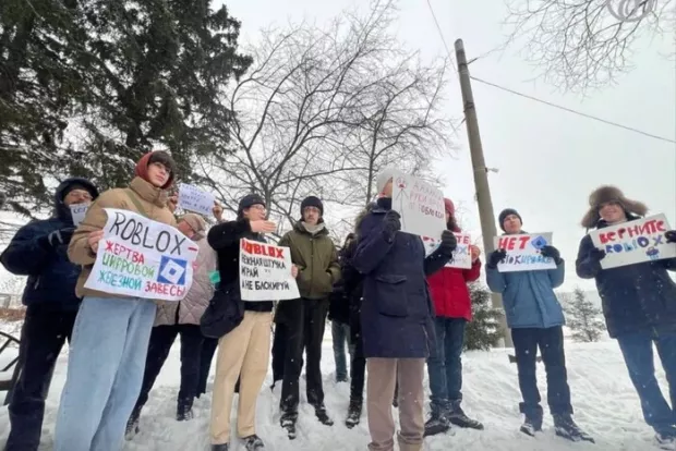 Російська молодь вийшла на протест, але не проти війни (відео)