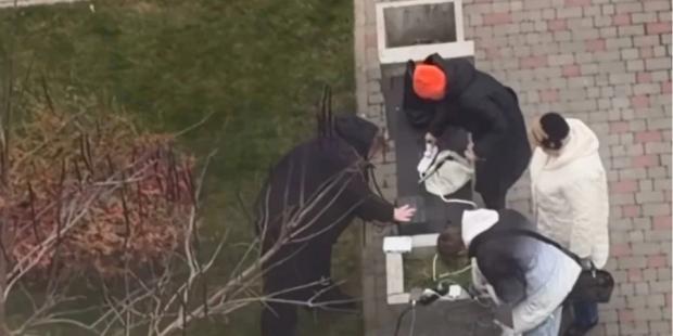 Світ не без добрих людей: Одесити поставили у дворі генератор, щоб сусіди змогли "зарядитись" (відео)