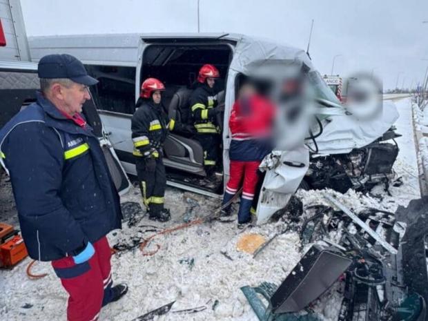 На Львівщині сталася ДТП із мікроавтобусом, є жертва серед пасажирів (фото, відео)