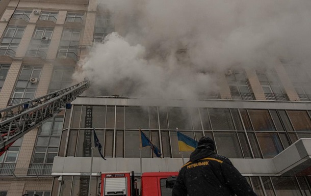 У Києві на Хрещатику спалахнув легендарний готель, евакуювали десятки гостей (відео)