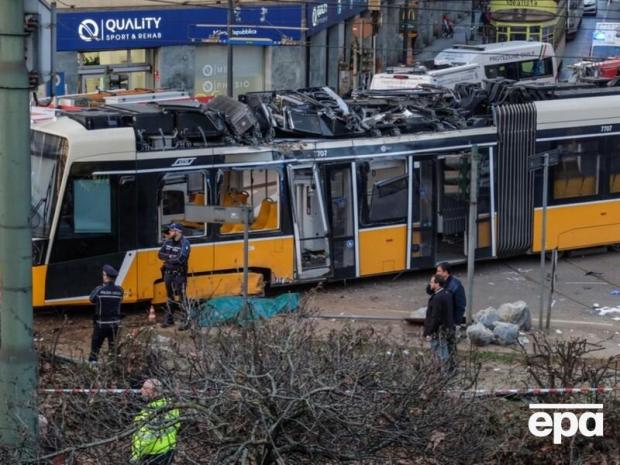 Десятки постраждалих: У центрі Мілана трамвай зійшов з рейок, на смерть збив людину та в'їхав у будівлю (фото, відео)