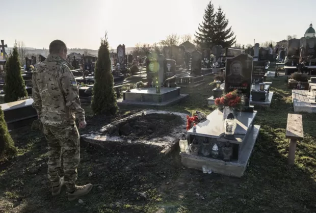 "Не кожному випадає така нагода...": Звільнений з полону Назар Далецький побував на могилі, в якій під його іменем поховали іншого воїна