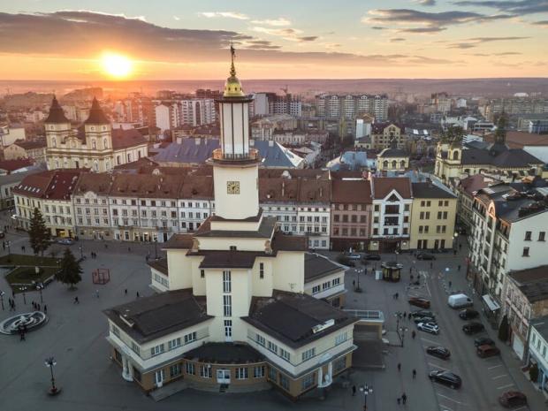 "Днями його дружина народила...": Жертвами удару росіян по Франківську стали військовий із донькою (відео)