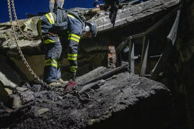 Символ Воскресіння Ісуса Христа: У розтрощеній атакою квартирі в Cумах вціліла паска (фото)