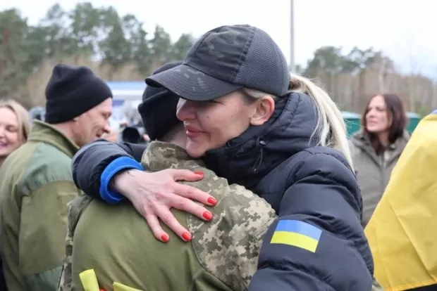 М'ясо поки що лікарі не радять: Чим годують звільнених із полону захисників та чи дозволять їм паску