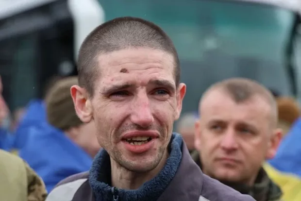 "Бабцю, дуже хочу пампушків та пляцків ваших...": Звільнений із полону захисник розчулив дзвінком до рідних (відео)