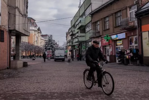 "Хороша людина, піклується про нас": The Guardian розшукав в Україні угорців, які підтримують Орбана