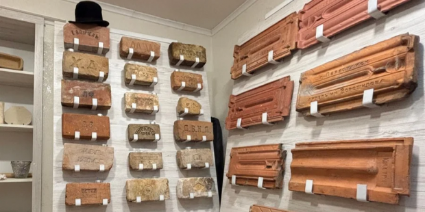 Незвичне хоббі: На Миколаївщині жінка зібрала колекцію старовинної цегли та кахлів (фото)