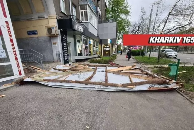 Водій у авто поруч ледь врятувався: Буревій у Харкові зірвав дах із багатоповерхівки (відео)