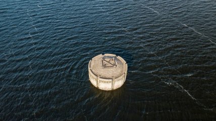 У Києві поблизу Південного мосту, посеред Дніпра стоїть загадкова вежа. Для чого цю надважливу конструкцію там поставили