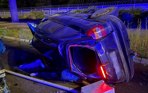У Києві автівка пробила паркан і впала з мосту, водій загинув на місці (відео)