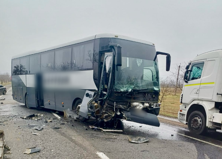 На трасі Одеса-Рені сталася аварія за участю рейсового автобуса та двох легкових авто: рух транспорту ускладнено