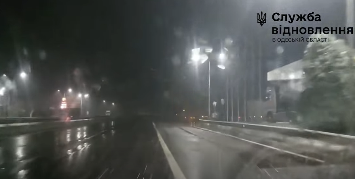 На Одещині випав перший сніг: дорожники цілодобово патрулюють автошляхи