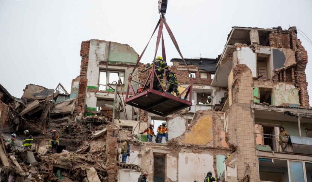 У Тернополі завершилась пошуково-рятувальна операція після удару російської ракети по 9-поверхівці