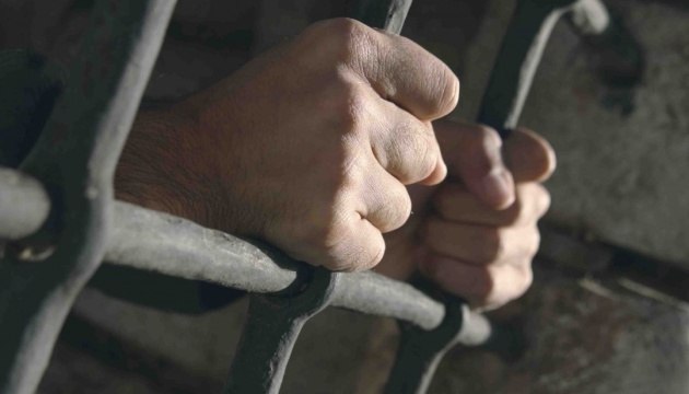 За крадіжку виноградних стовпчиків та напад з ножем мешканець Болградського району проведе за ґратами шість років