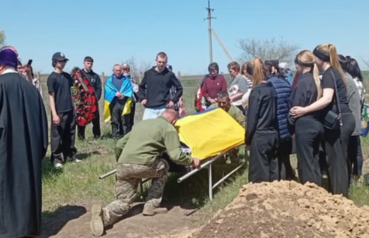 Мешканці Бессарабської громади попрощалися із загиблим на війні захисником Паськом Віктором