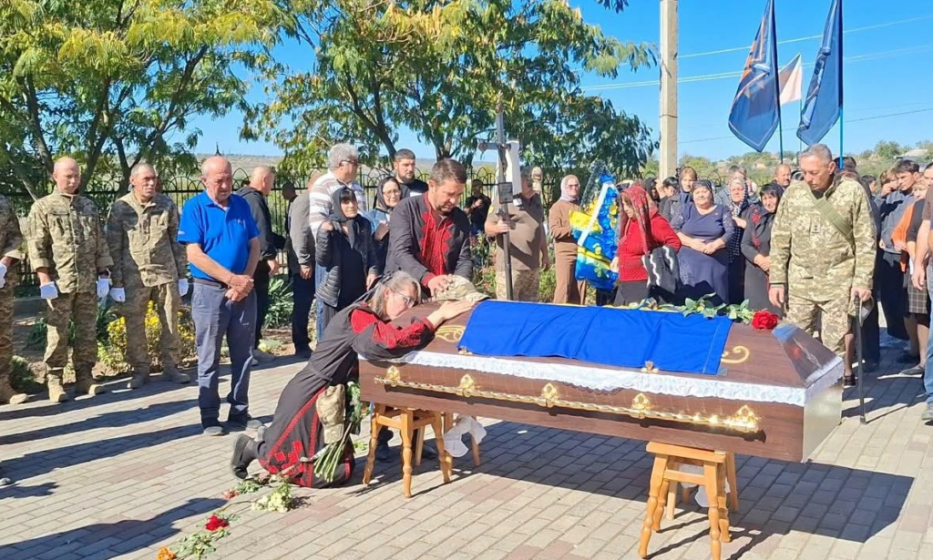 Віддав своє життя, рятуючи інших: Ренійська громада попрощалася з бойовим медикиком Петровим Аркадієм