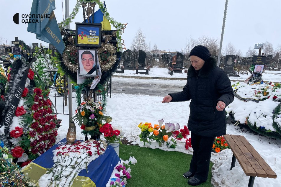 Майорять прапорами: загиблих на фронті ховають у військовому секторі цвинтаря в Одесі. ВІДЕО