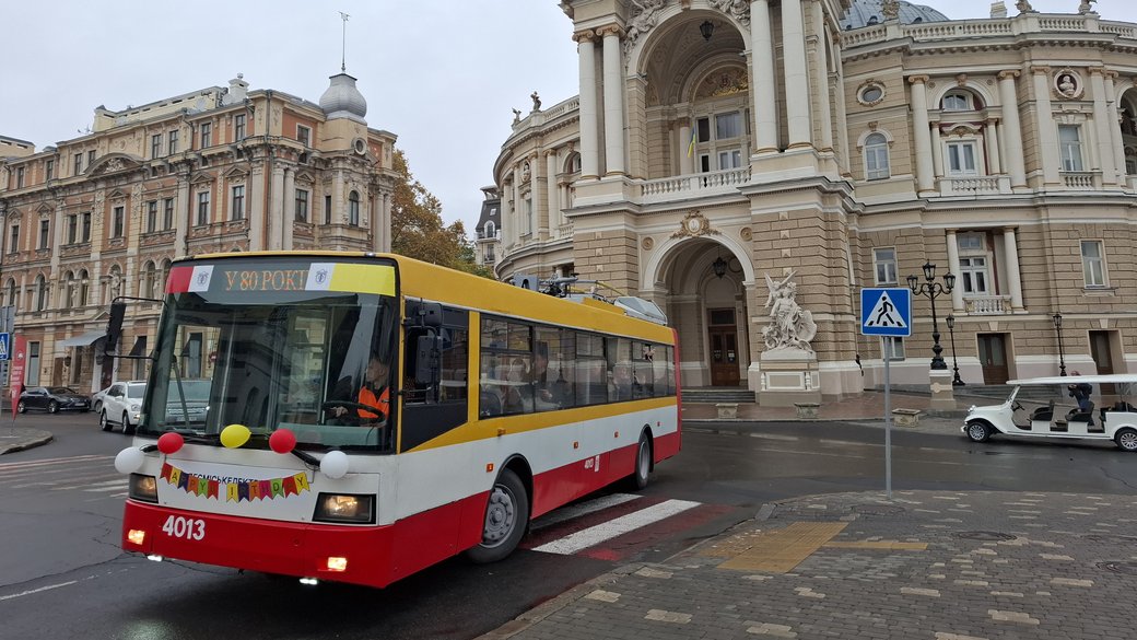 Без світла: на маршрути електротранспорту в Одесі випустили автобуси