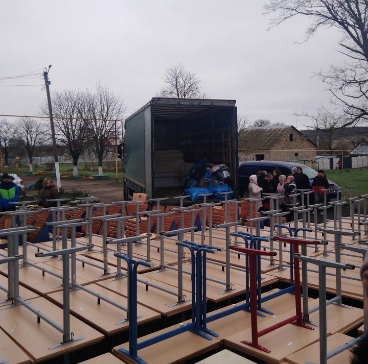Німецькі партнери подарували шістьом школам з Одещини 547 одиниць меблів