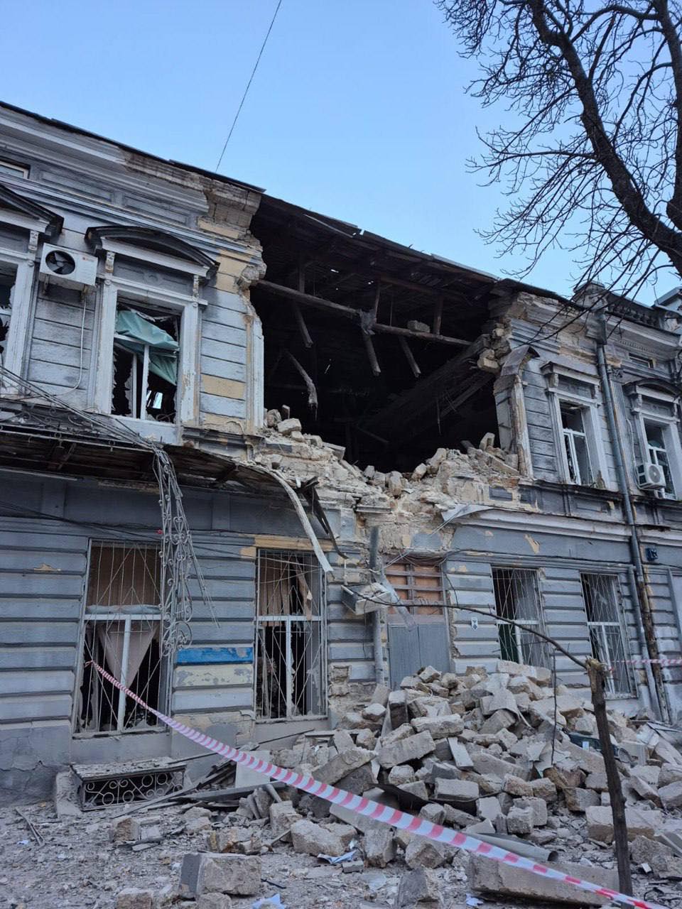 Руїни в ліцеї, пожежі в будинках, втрачені авта: наслідки російської атаки по Одесі. ВІДЕО