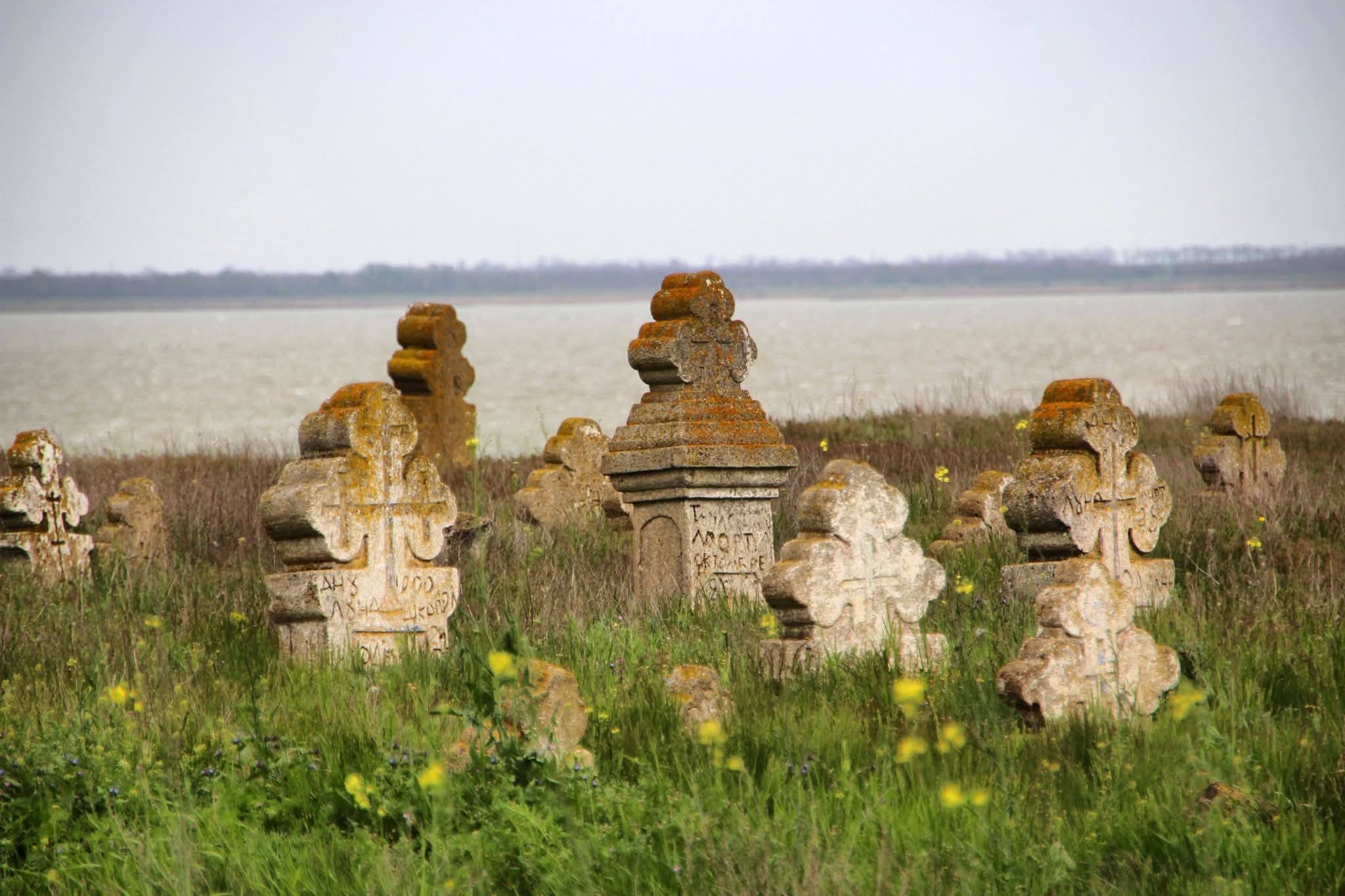 Козацький цвинтар в Татарбунарській громаді сповзає в озеро Сасик
