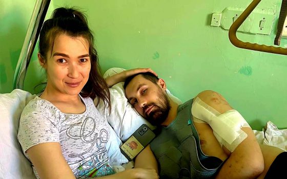 Одеські лікарі допомогли відновитися бійцю ЗСУ, який отримав поранення та зустрів своє кохання на передовій (фото)