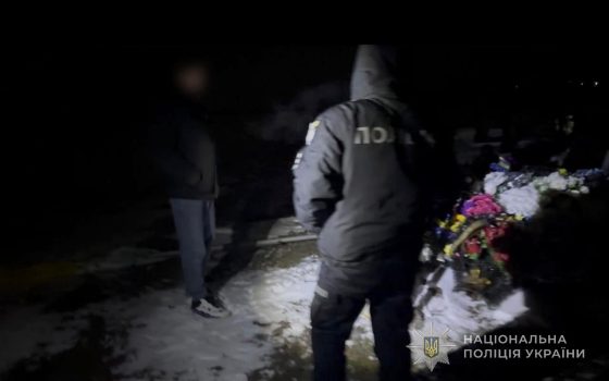 Поліцейські затримали чоловіка, який пошкодив понад десяток пам’ятників на кладовищі біля Одеси
