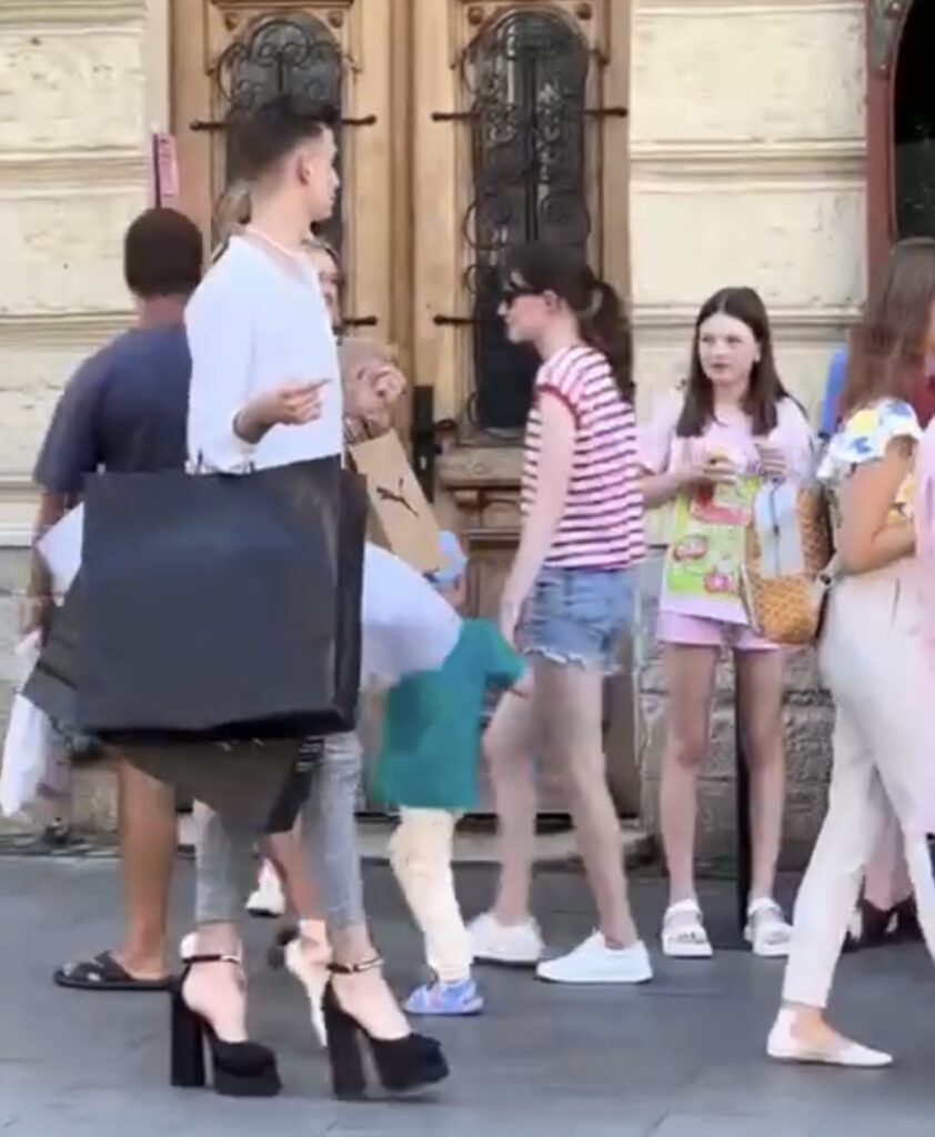 У центрі Львова прогулявся хлопець на каблуках (ВІДЕО)