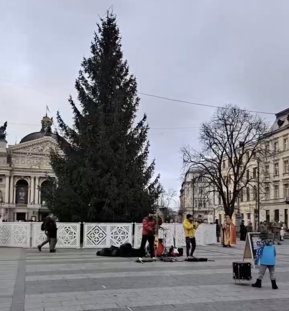 У центрі Львова біля ялинки співали пісень