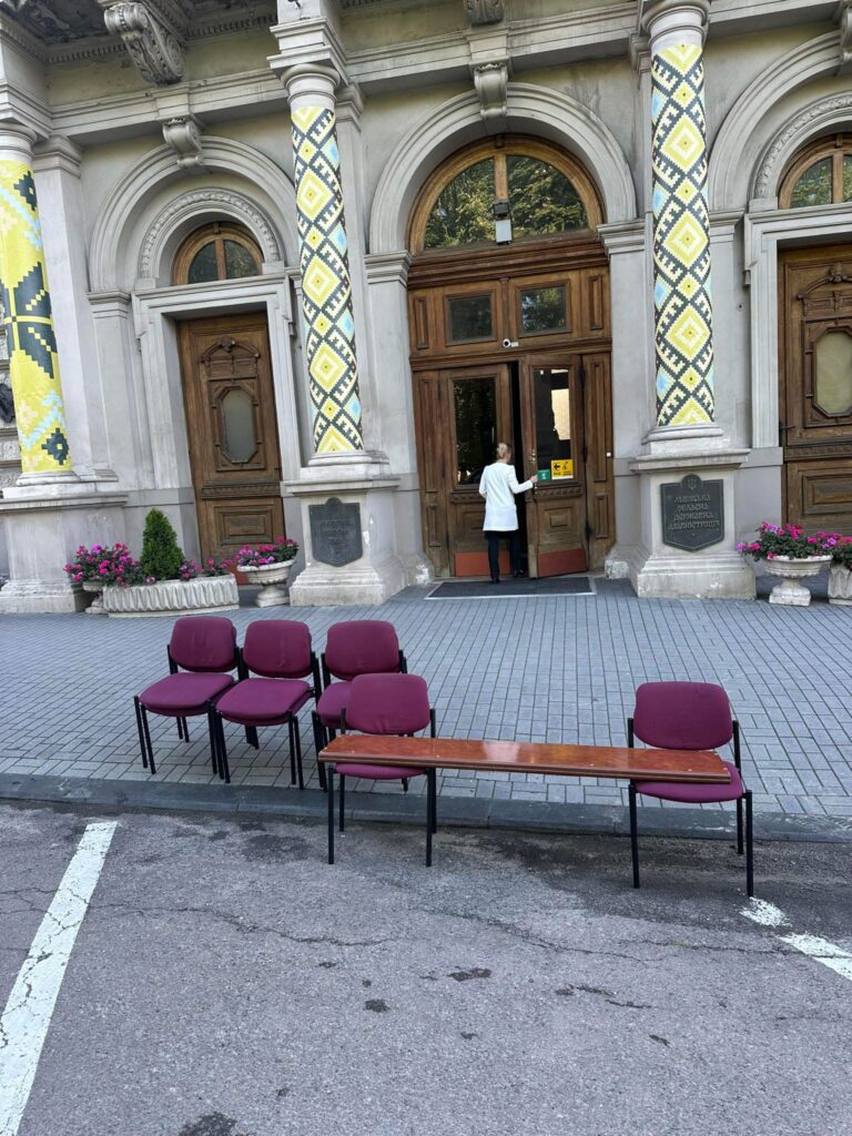 Біля будівлі Львівської облради встановили інсталяцію