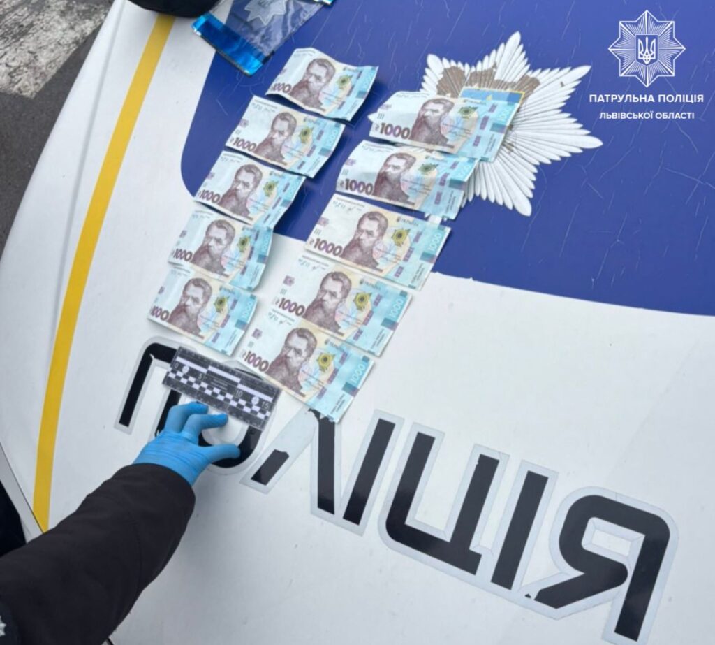 На Львівщині патрульні два рази відмовились від грошей