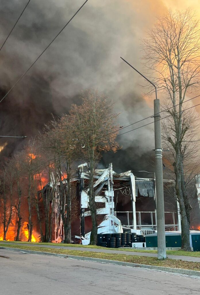 У Львові горять склади з шинами